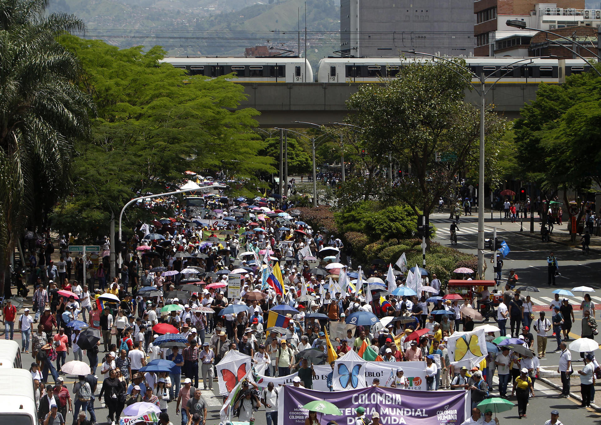 Miles De Colombianos Salen A Las Calles De Bogot Para Decir S A Las