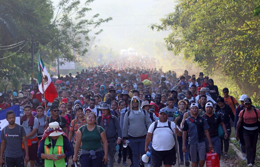 Caravana de miles de migrantes atraviesa M xico rumbo a Estados