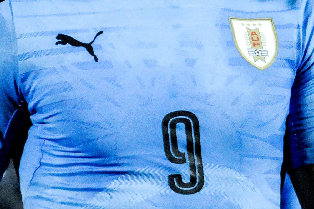 Relatores  La FIFA exige a Uruguay que retire dos estrellas de su escudo