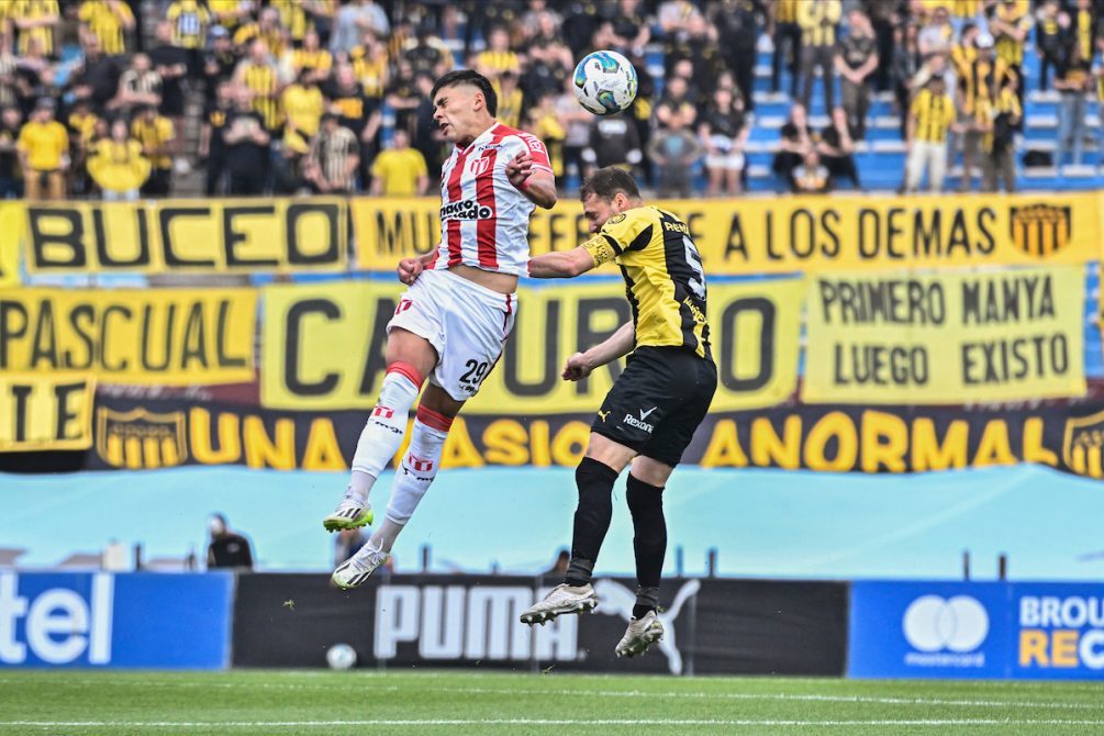 Peñarol venció 3-0 a River y continúa en lo más alto del torneo clausura y tabla  anual por el fútbol profesional uruguayo.