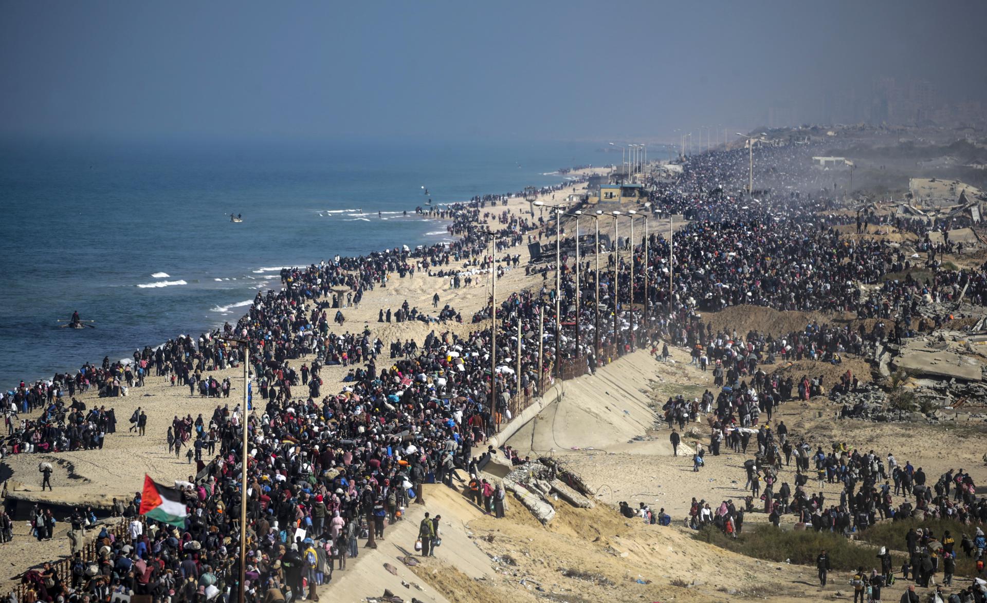 Decenas de miles de palestinos cruzan al norte de Gaza para encontrar ...
