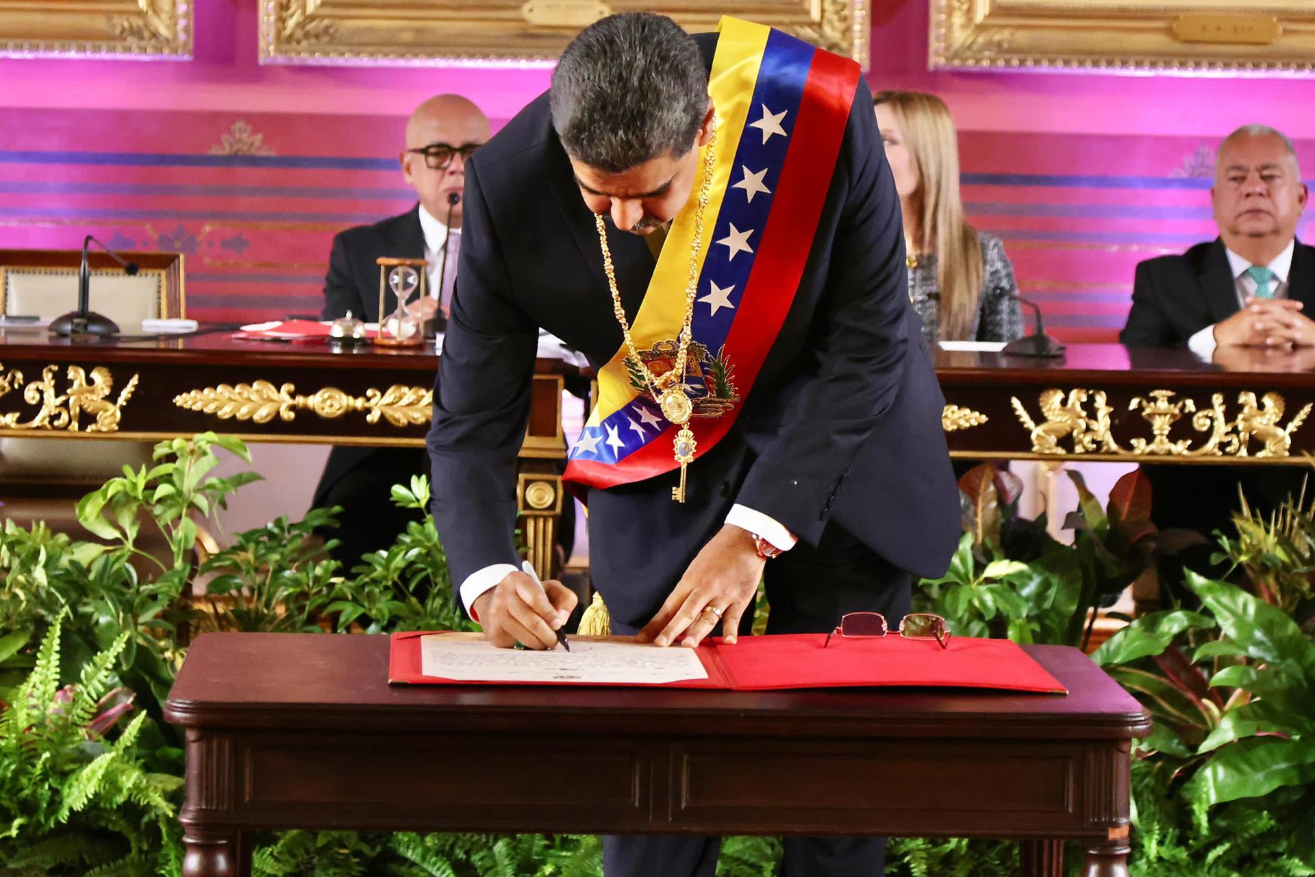 Maduro juró ante el Parlamento como presidente de Venezuela » Portal ...