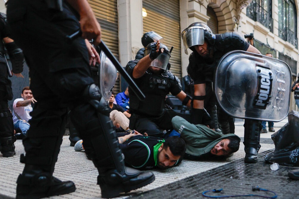 Protesta de jubilados en Argentina termina con enfrentamientos y detenciones