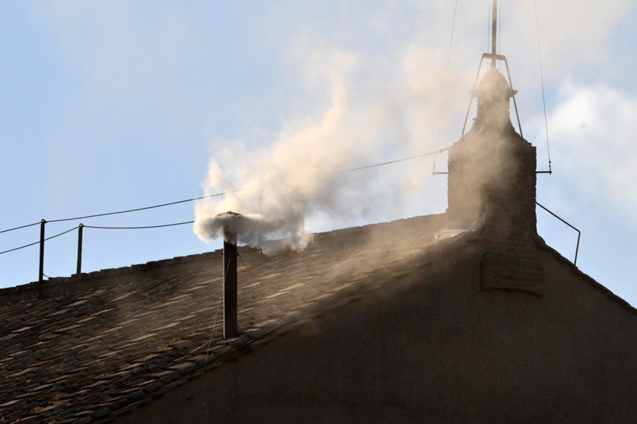 Humo blanco y campanas del Vaticano anunciaron la elección de un nuevo papa