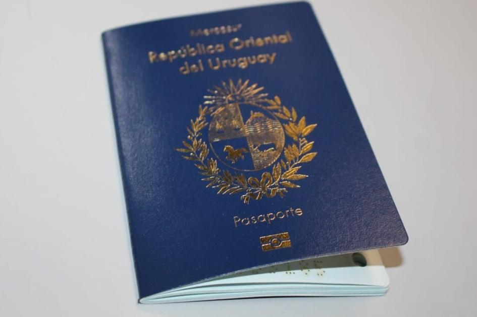 Adecuación de pasaporte uruguayo responde a normativa internacional, señala el gobierno