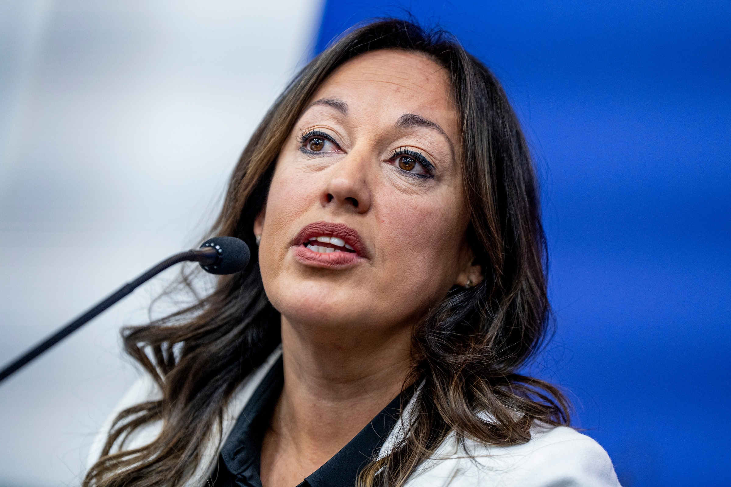 Cardona concurre al Parlamento por el futuro de la planta de Portland de Paysandú