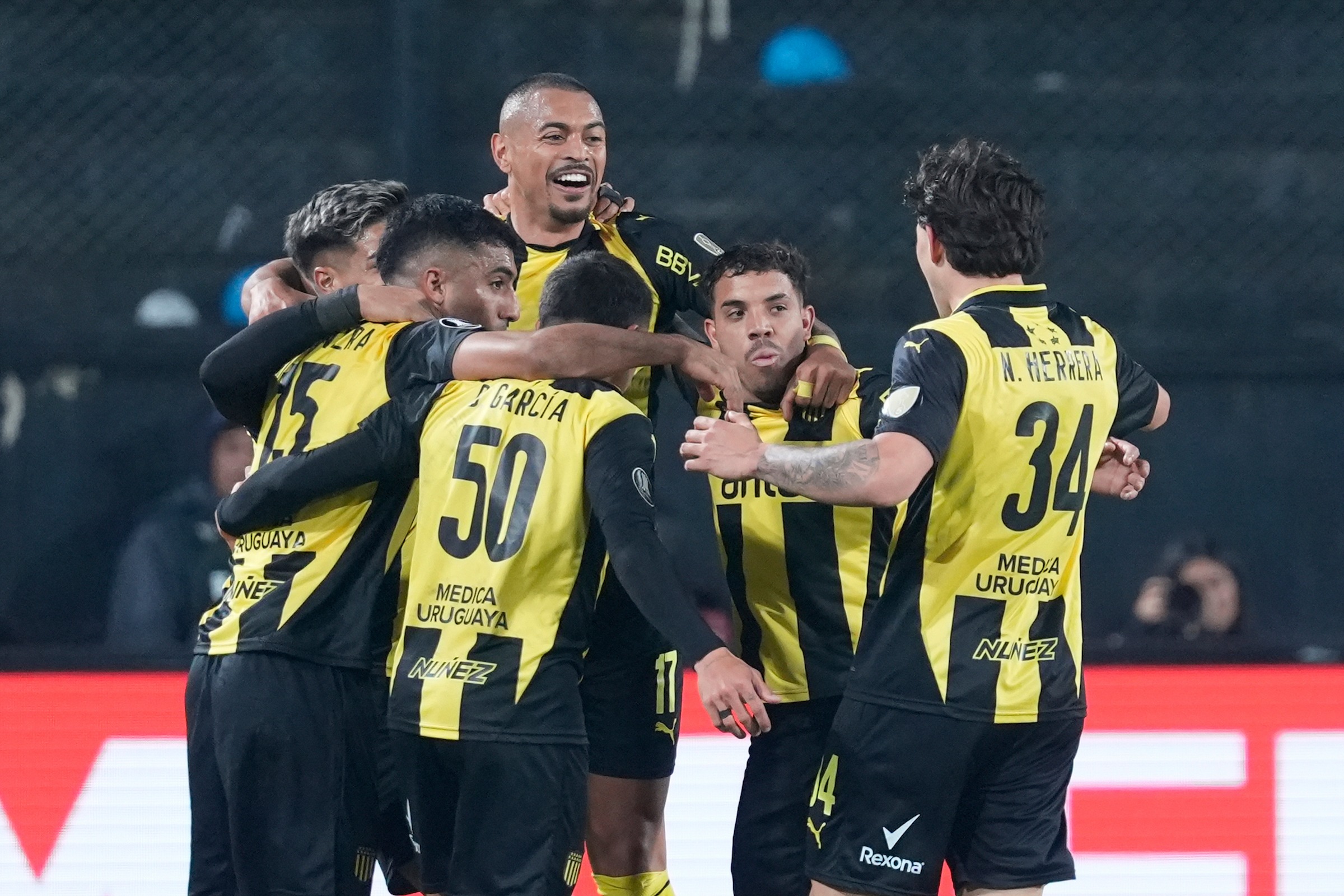 Peñarol enfrenta a Racing por el pase a cuartos de final de la Libertadores