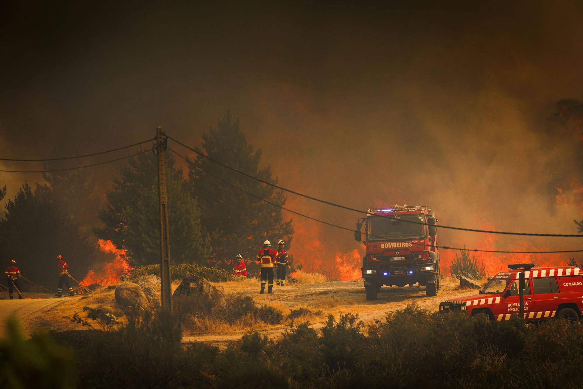 Más de 1.200 bomberos combaten tres incendios en un nuevo día de ola de calor en Portugal
