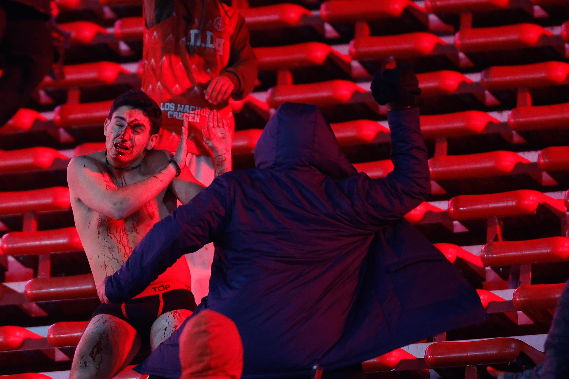 Dos heridos graves y partido cancelado tras incidentes en partido de Copa Sudamericana