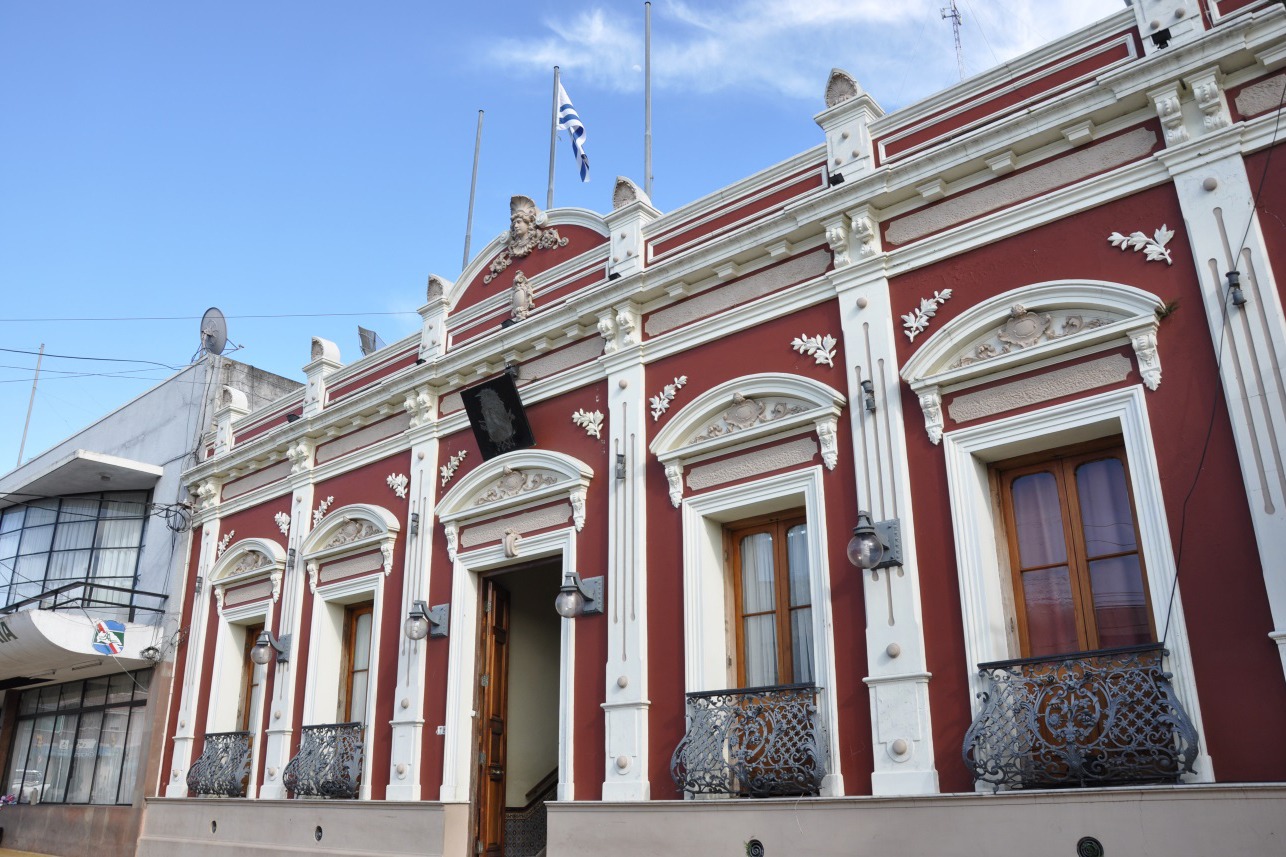 Intendencia de Artigas reintegra a 16 funcionarios que habían sido cesados