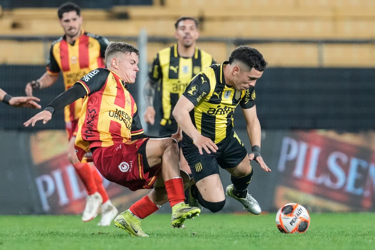 Peñarol derrotó a Progreso 2-1 en el arranque del Clausura