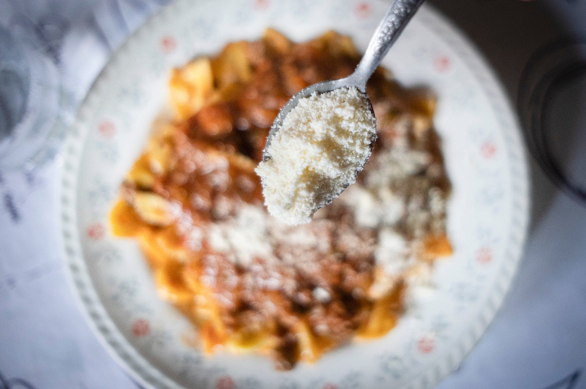 Recomiendan no adquirir dos marcas de queso rallado