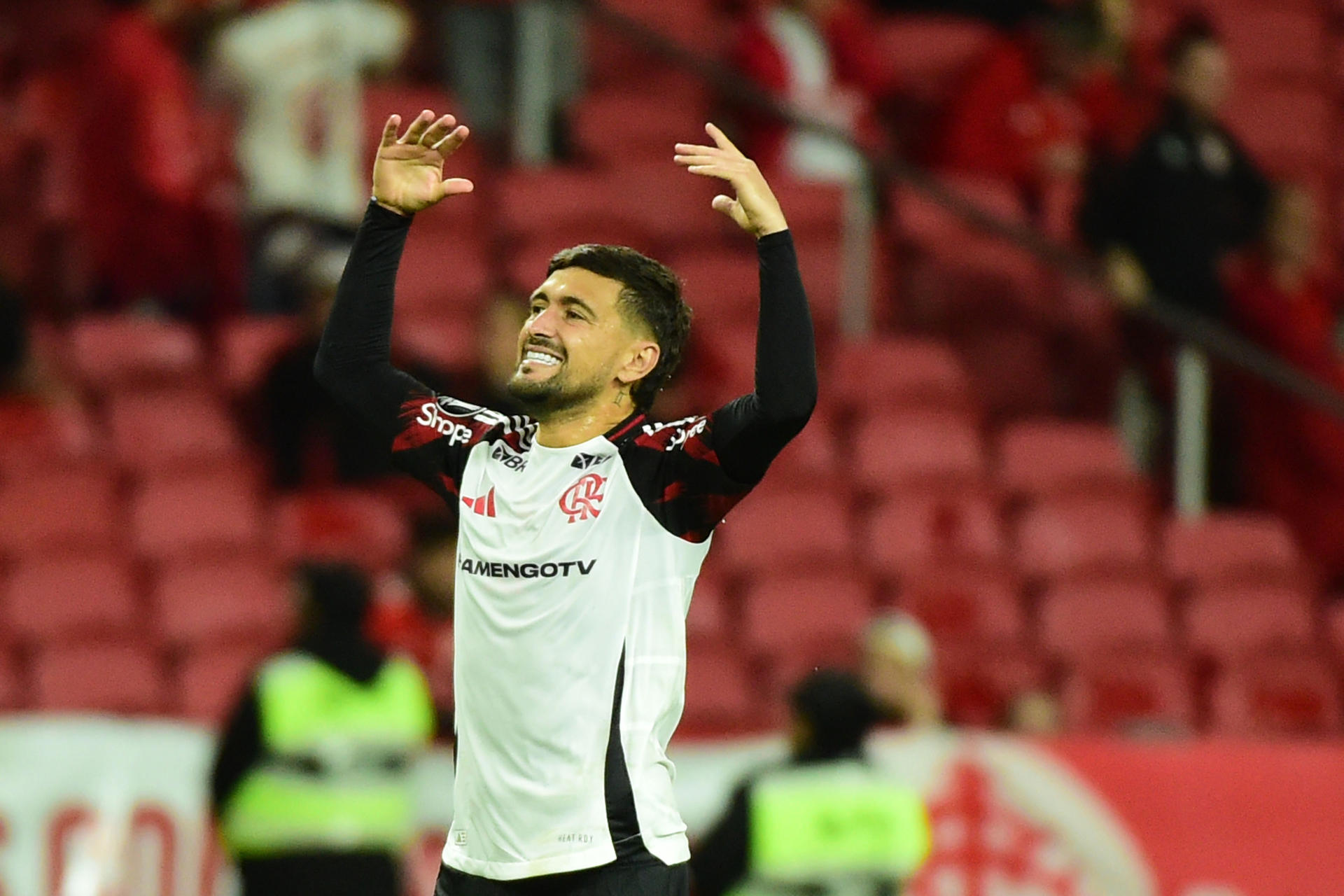 Con varios uruguayos en cancha, Flamengo recibe a Estudiantes por Libertadores