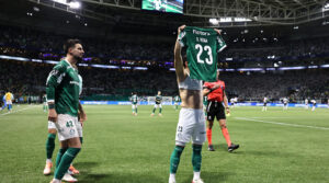 AMDEP8503. SAO PAULO (BRASIL), 30/10/2025.- Raphael Veiga (d) de Palmeiras celebra un gol este jueves, en el partido de vuelta por la semifinal de la Copa Libertadores entre Palmeiras y LDU Quito en el estadio Allianz Parque, en Sao Paulo (Brasil). EFE/ Isaac Fontana