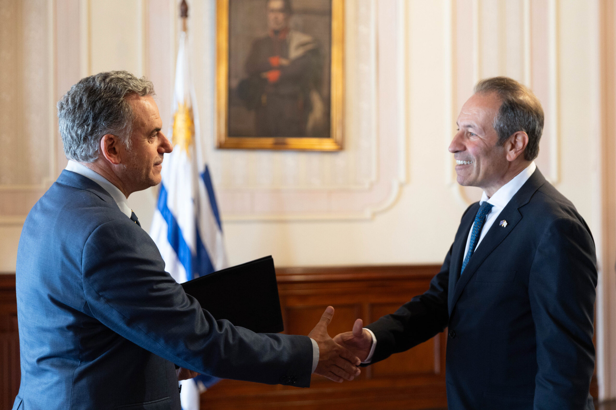 El griego Petros Mavromichalis asume como nuevo embajador de la Unión Europea en Uruguay