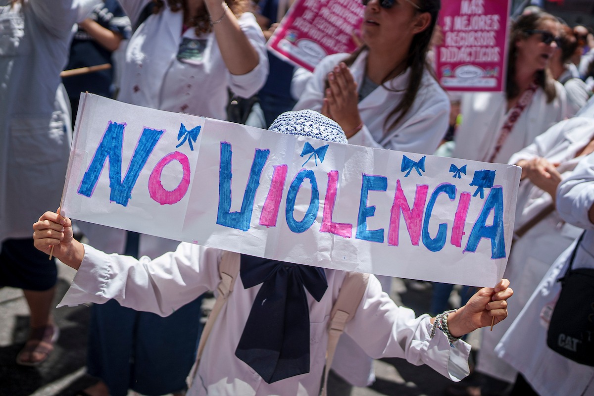 Fue formalizada con prisión domiciliaria la madre que agredió en escuela 123