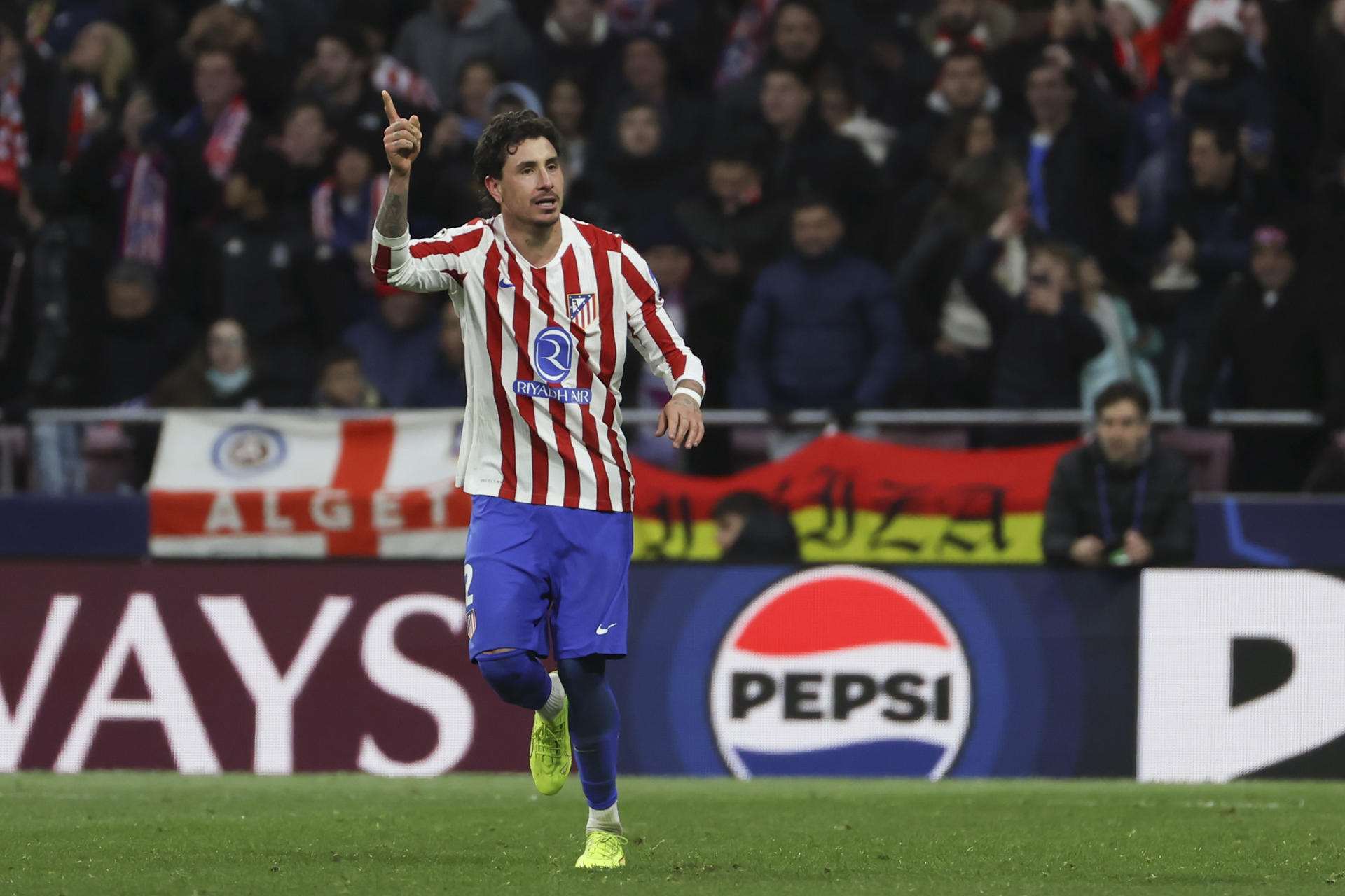 Con gol en la hora de Giménez, el Atlético de Madrid ganó por Champions
