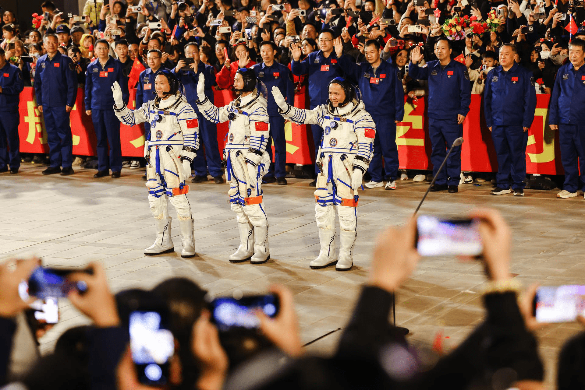Los astronautas de la misión china Shenzhou-20 vuelven a la Tierra tras 204 días en órbita