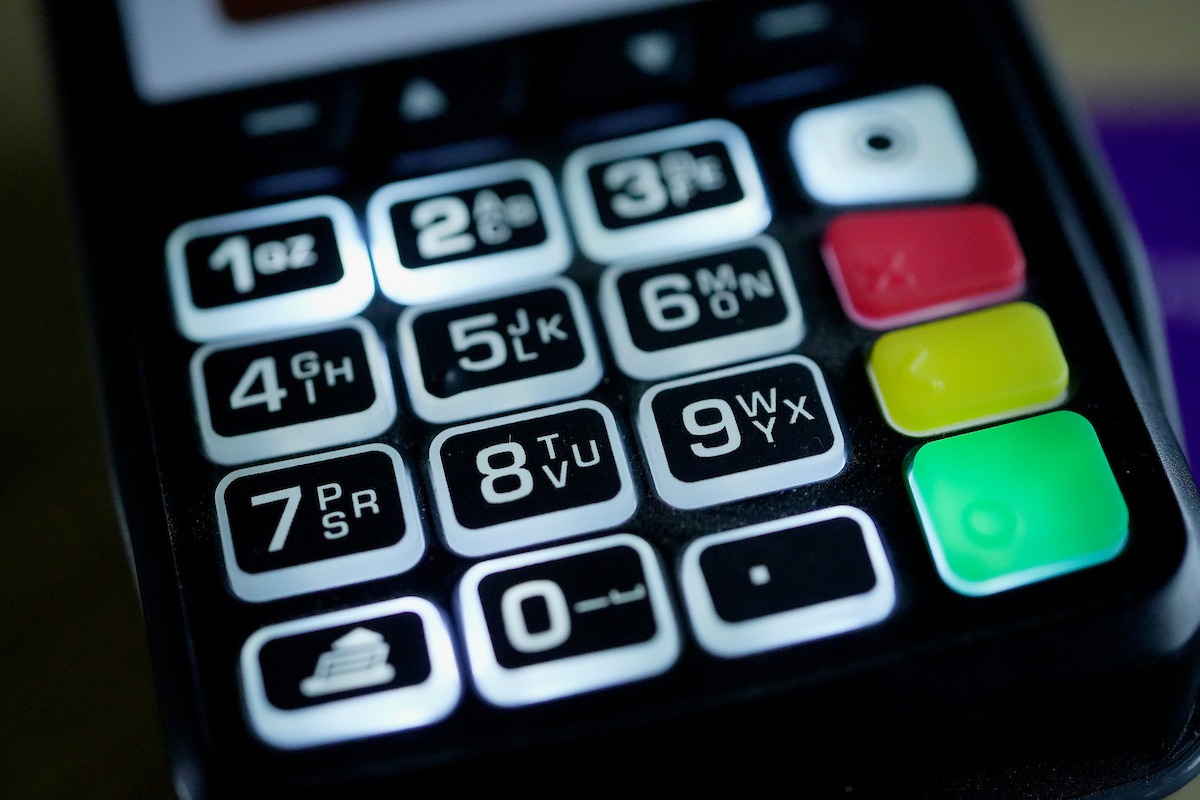 Inflación baja a 4,09 % en noviembre y completa 30 meses en el rango meta