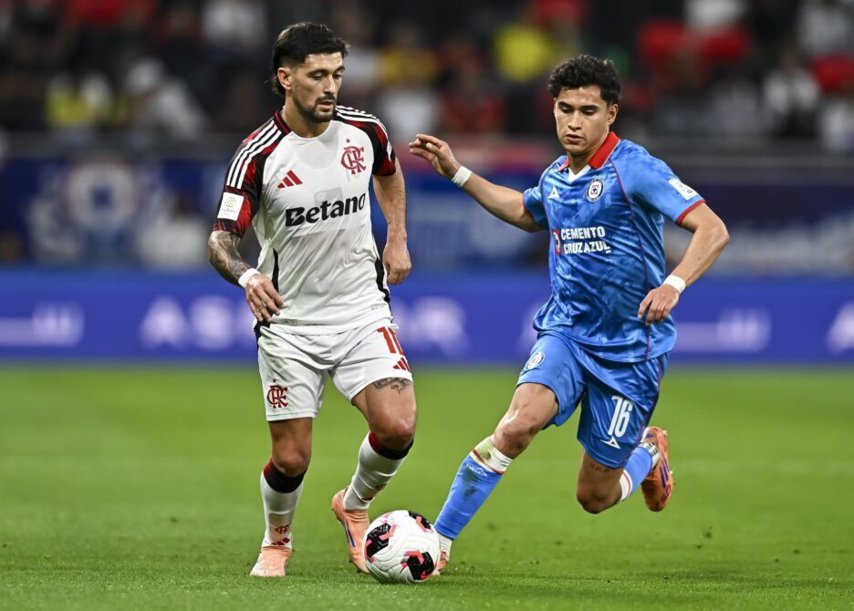 Con doblete de De Arrascaeta, Flamengo derrota a Cruz Azul