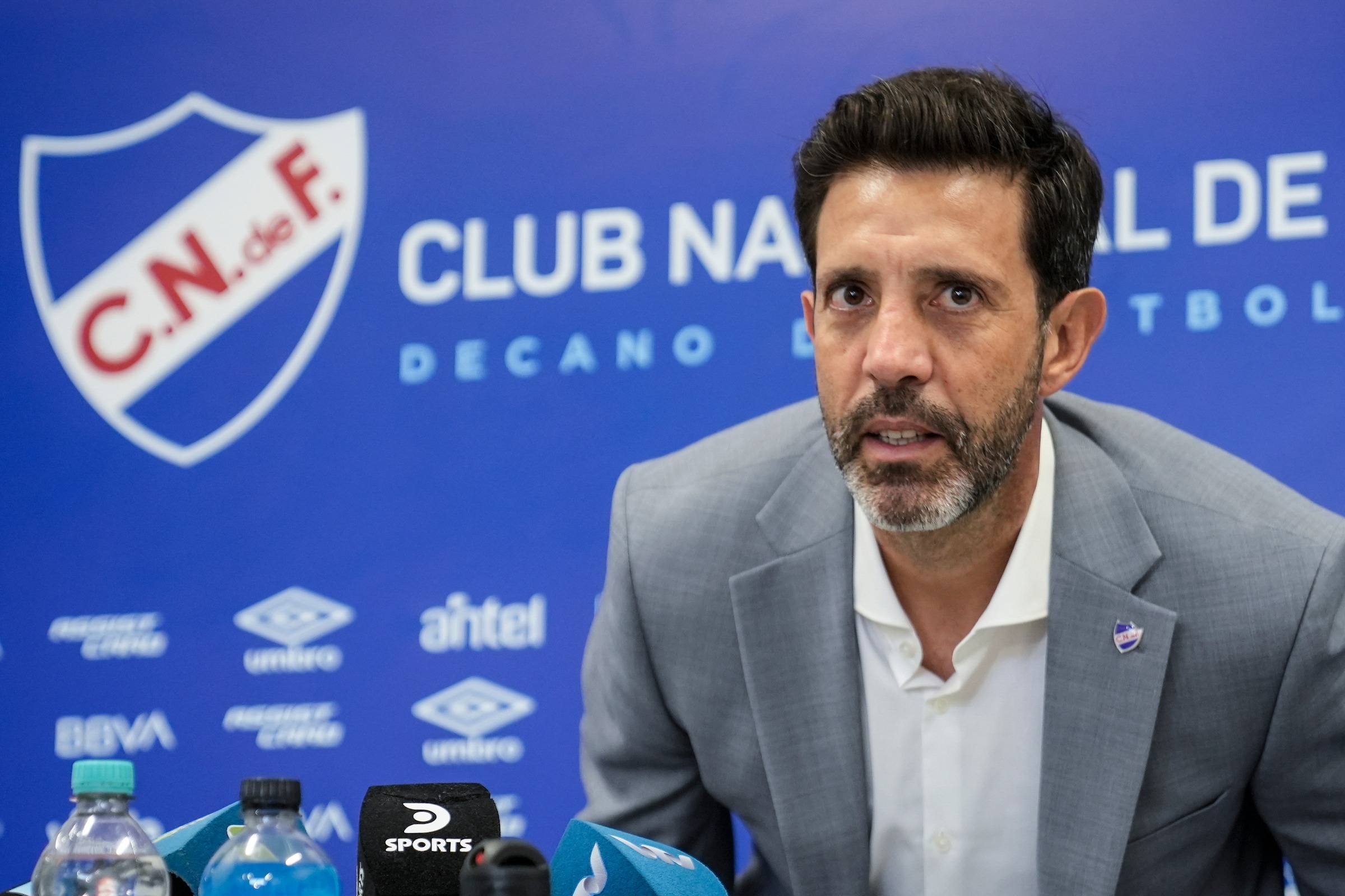 Jorge Bava fue presentado como nuevo DT de Nacional