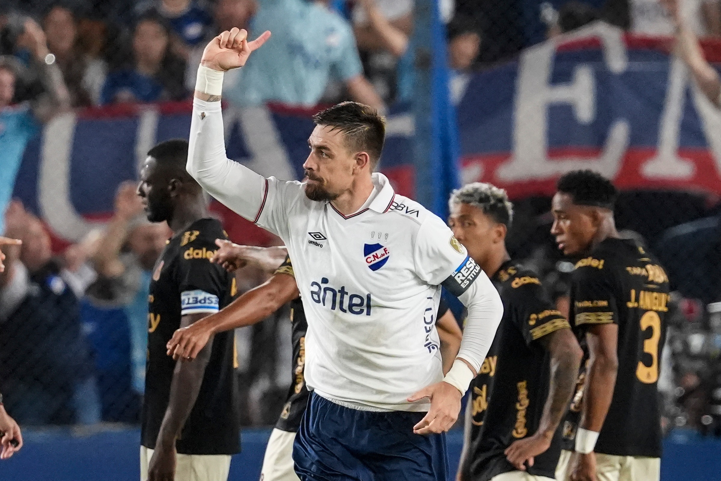 Nacional enfrenta a Universitario en Perú por Copa Libertadores