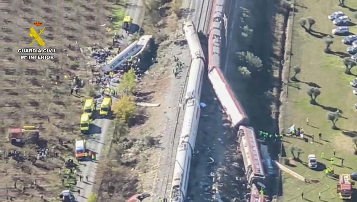 ‎Al menos 64 muertos y más de 50 heridos graves en un choque de trenes en España