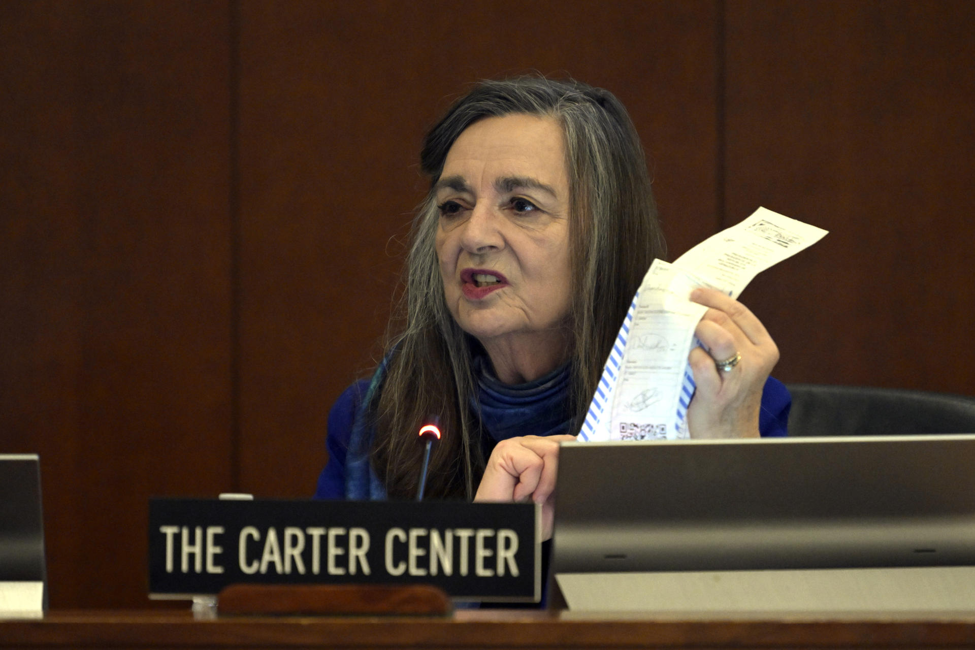 Edi Carter Centro Carter muestra a OEA actas «originales» que indican triunfo ...