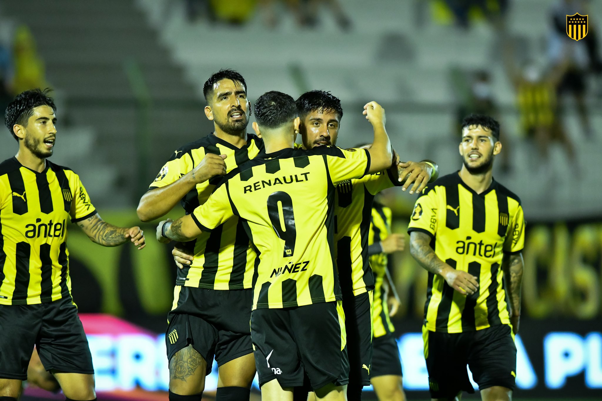 Nacional y Peñarol empataron 2-2 en el clásico del fútbol uruguayo