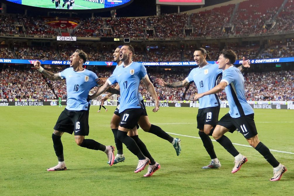 Uruguay derrotó a Estados Unidos, se metió en cuartos de final y eliminó al local