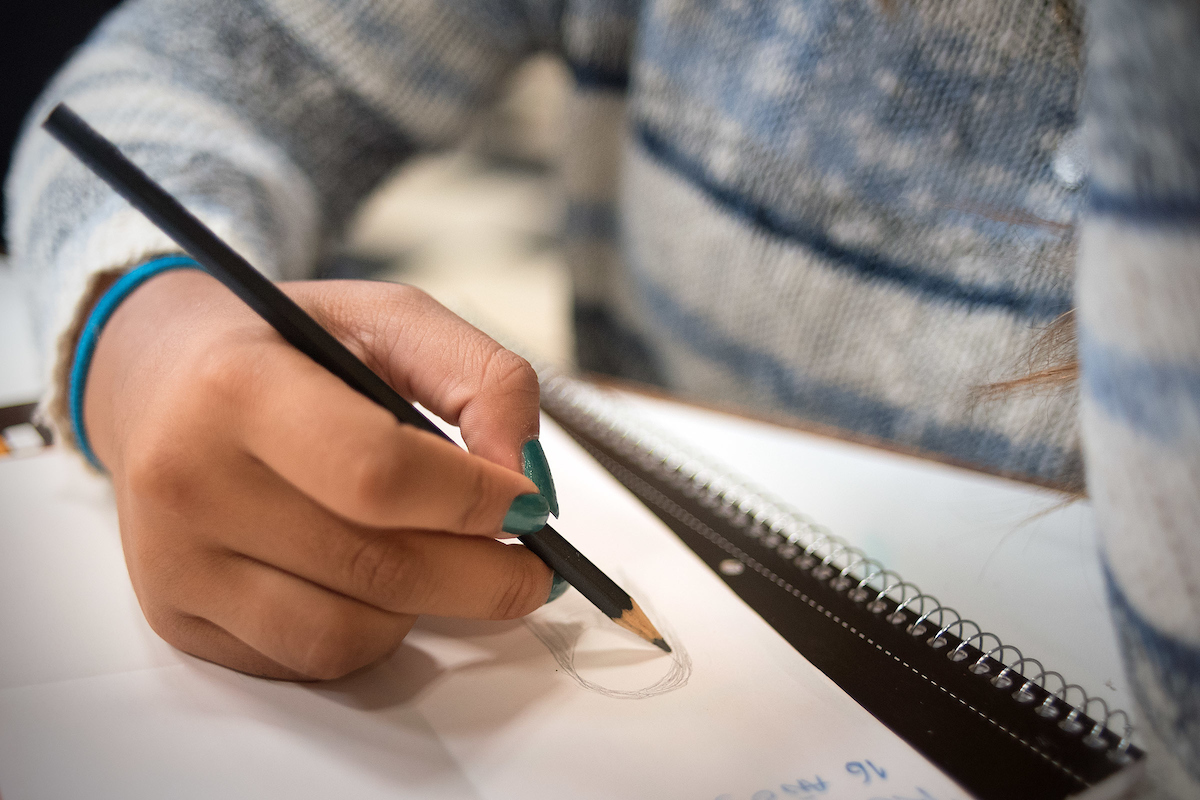 Fundación entrega becas para que jóvenes terminen el liceo: ¿Cómo inscribirse?