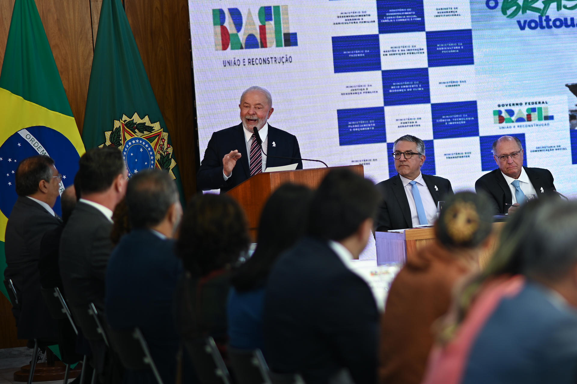Dimite ministro responsable por seguridad de la Presidencia de Brasil ...