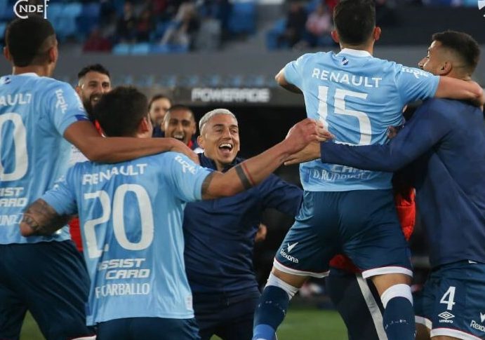 Nacional y Peñarol lideran el Clausura, Plaza Colonia la Tabla
