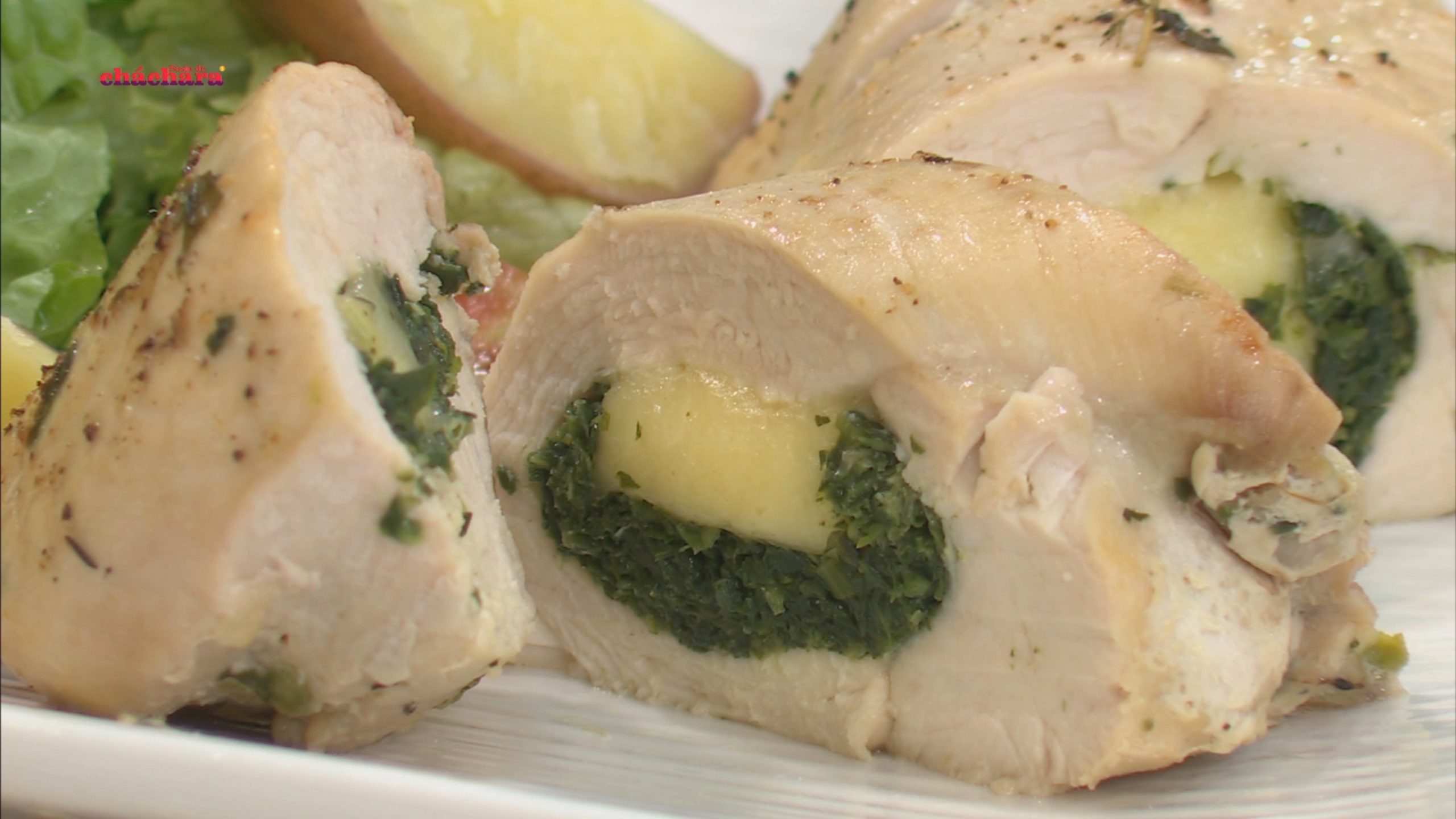 Suprema de pollo rellena de espinaca, queso y cebolla con ensalada tibia »  Portal Medios Públicos